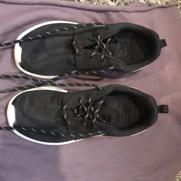 Nike Shoes - Nike roshe